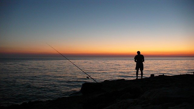 západ slunce a rybář.jpg