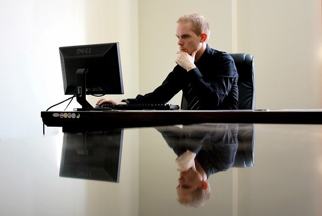 muž u počítače